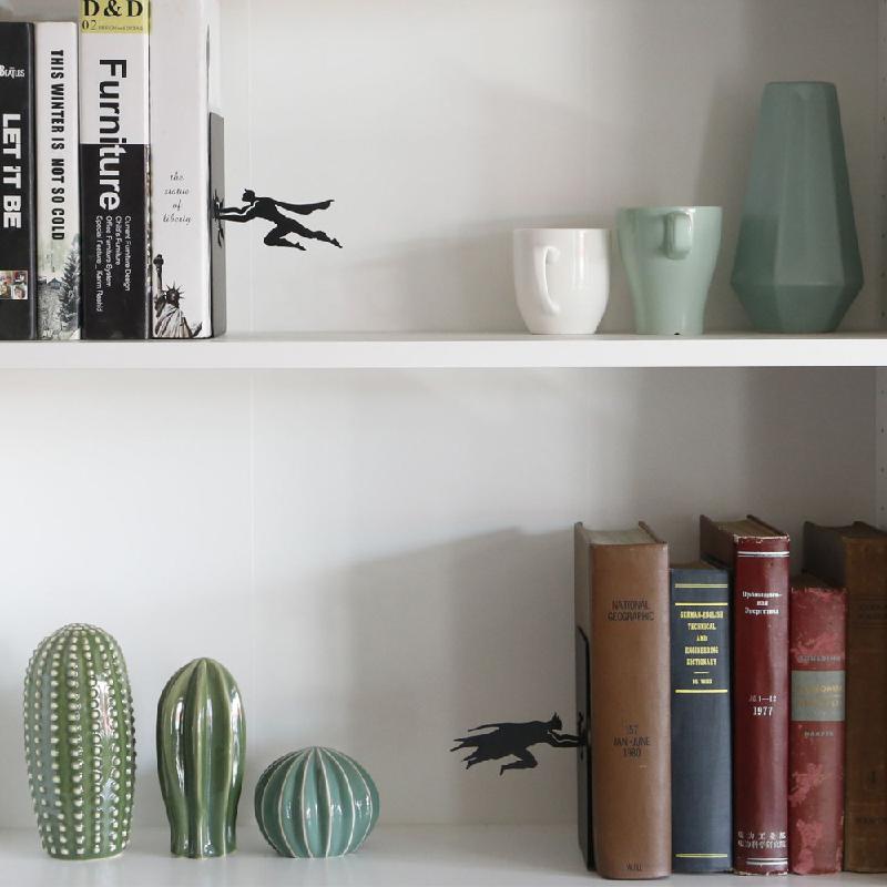 image article de blog Créer une ambiance littéraire unique avec des serre-livres artistiques