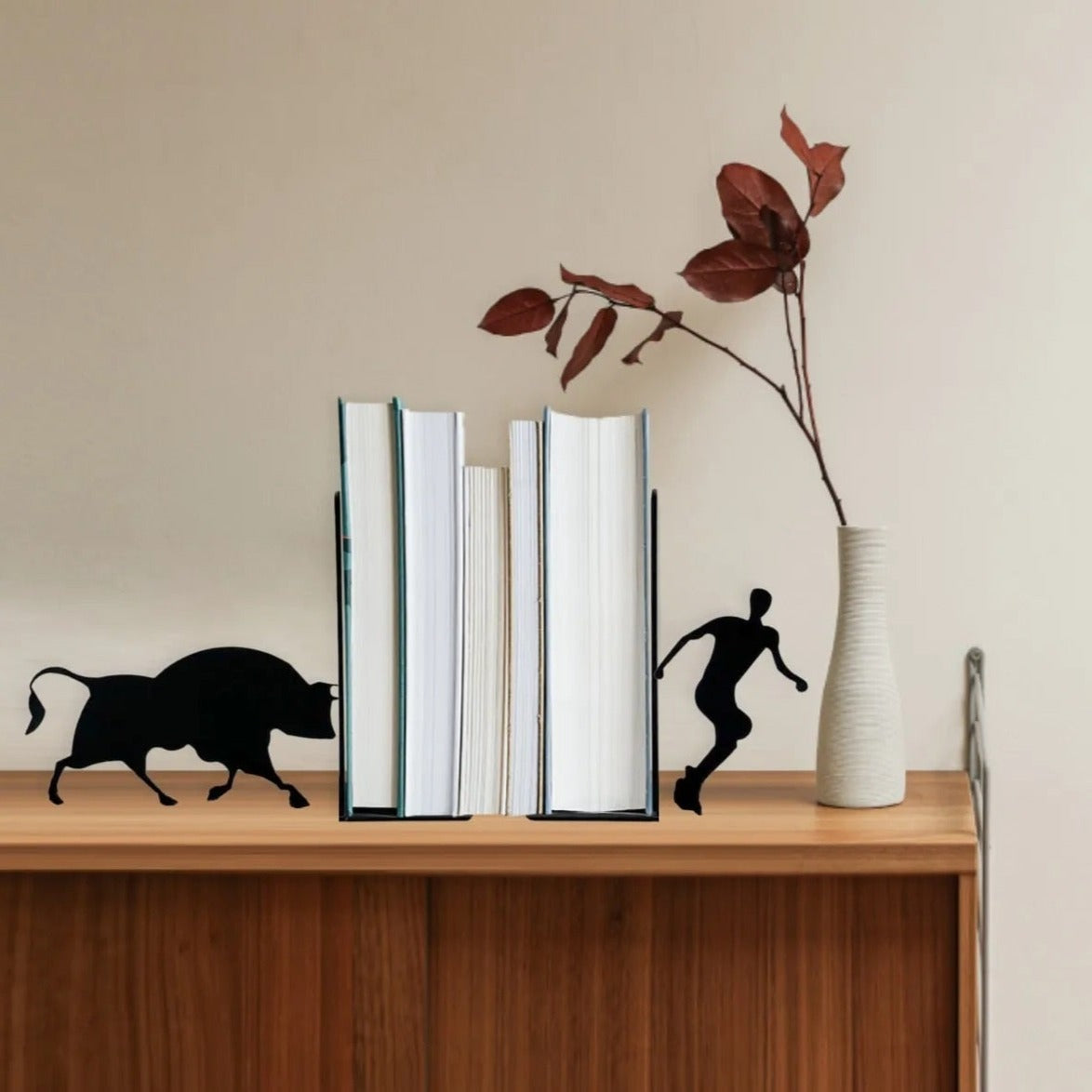 image article de blog Les serre-livres artistiques : fusionner décoration et organisation en bibliothèque