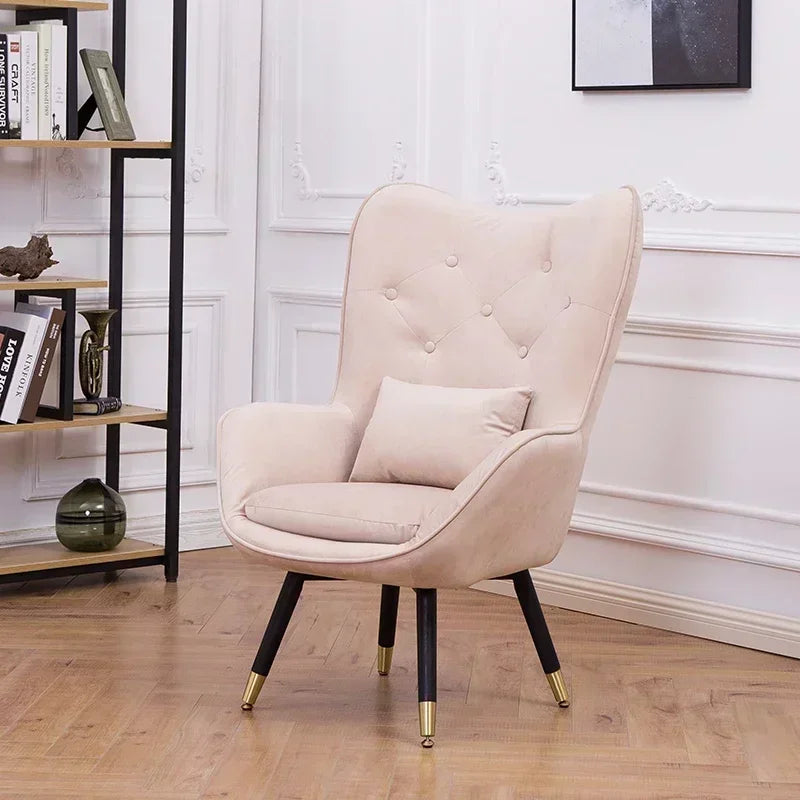 Fauteuil de lecture vintage beige avec pattes noires dorées-1