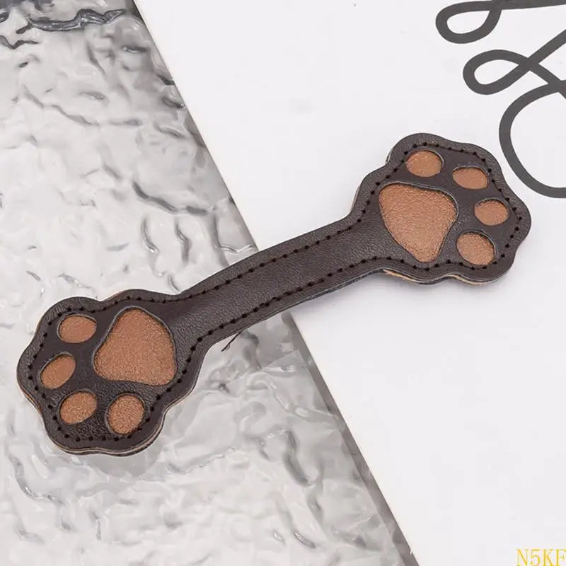 Marque page en cuir pate de chien-1