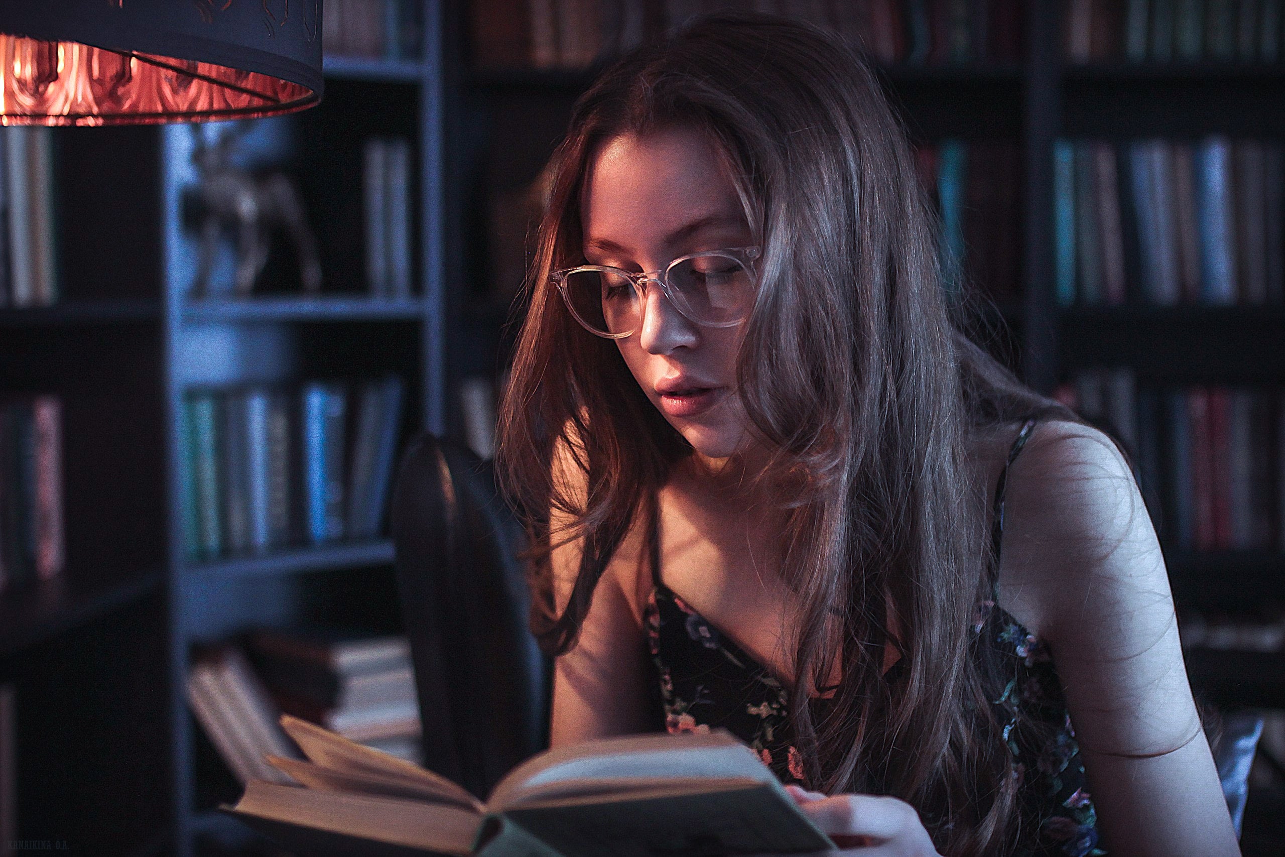 FEMME-LECTRICE-SERRE-LIVRE-DESIGN-photo