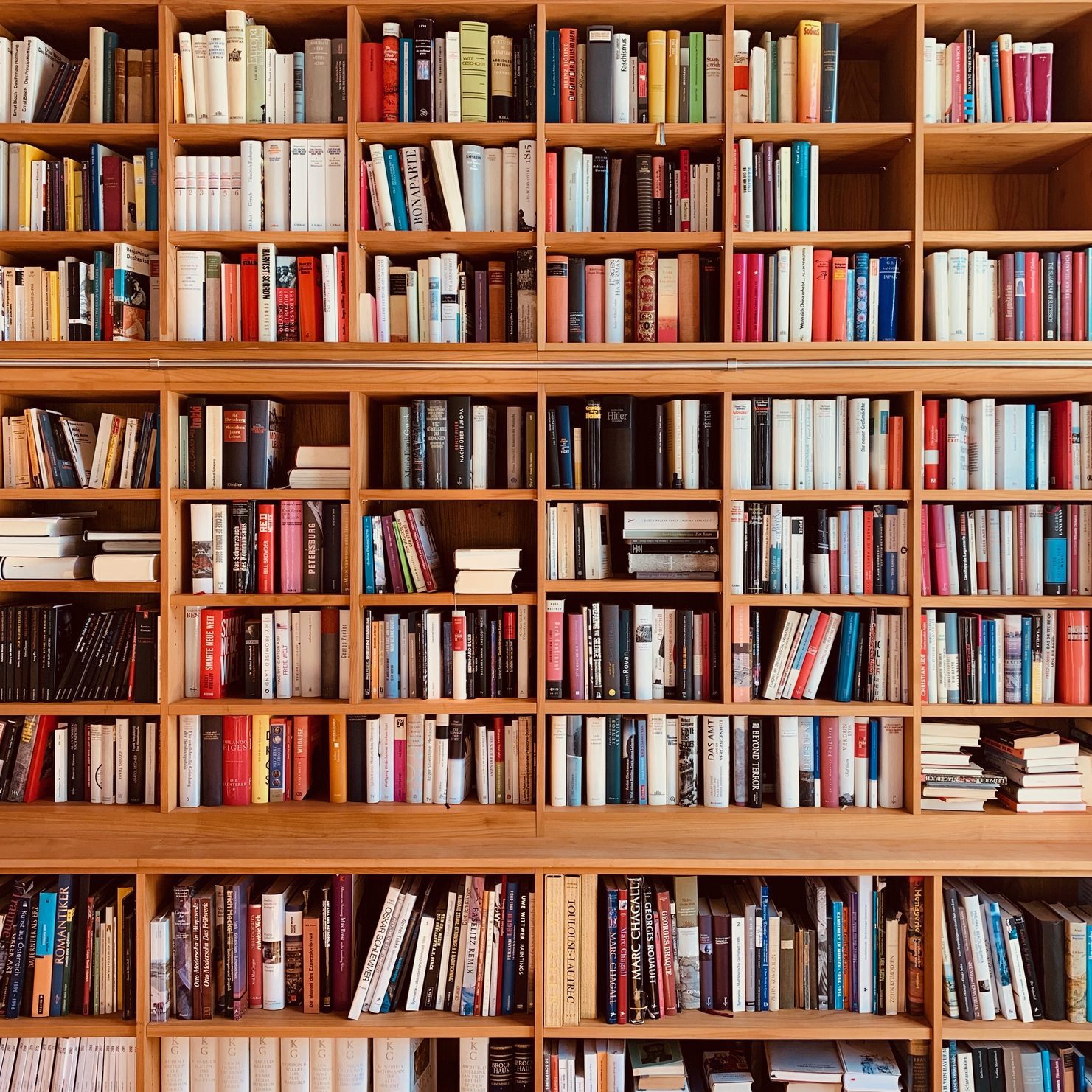 image article de blog Doit-on classer les livres dans une bibliothèque ?