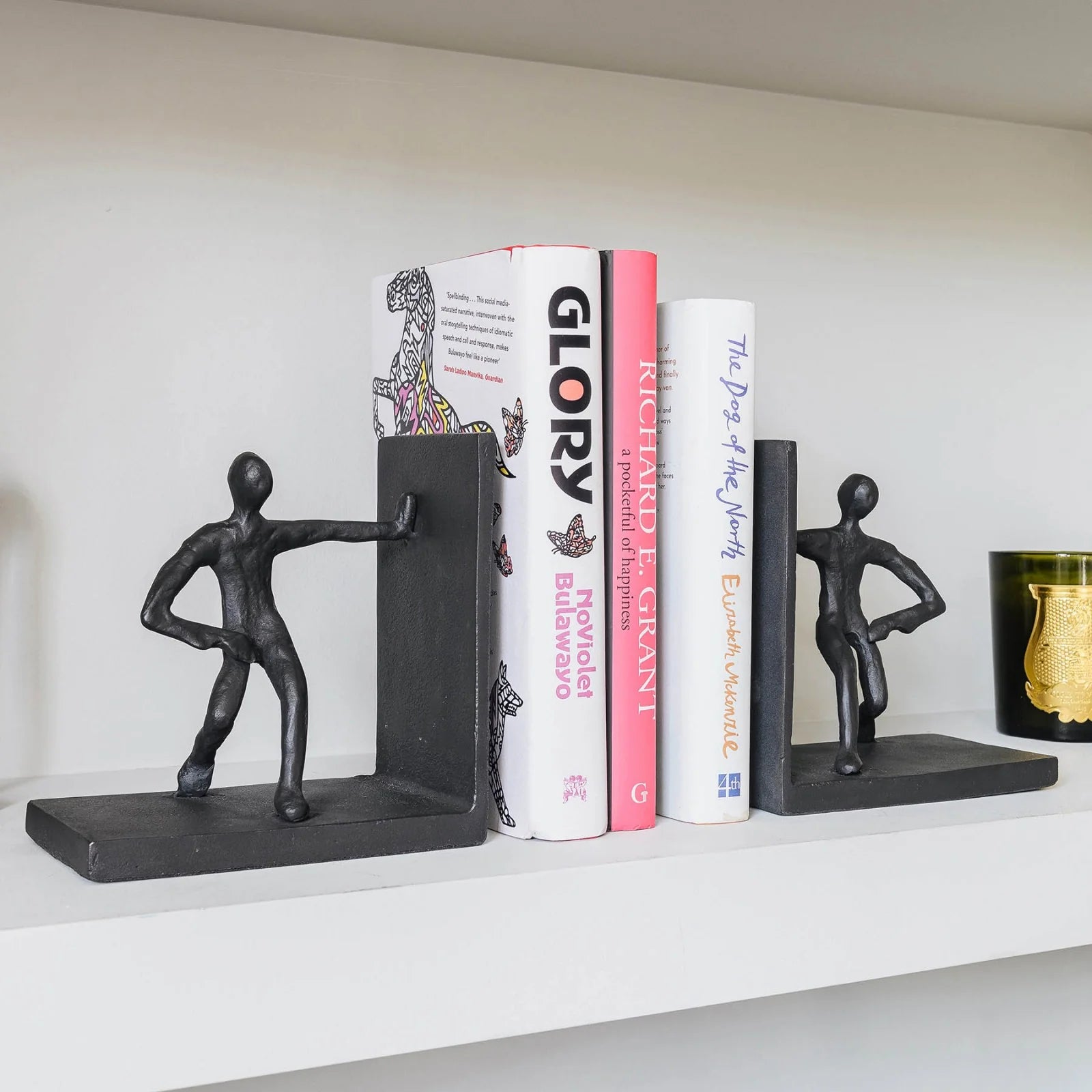 image article de blog Serre-livres créatifs : alliez rangement et décoration sur vos étagères