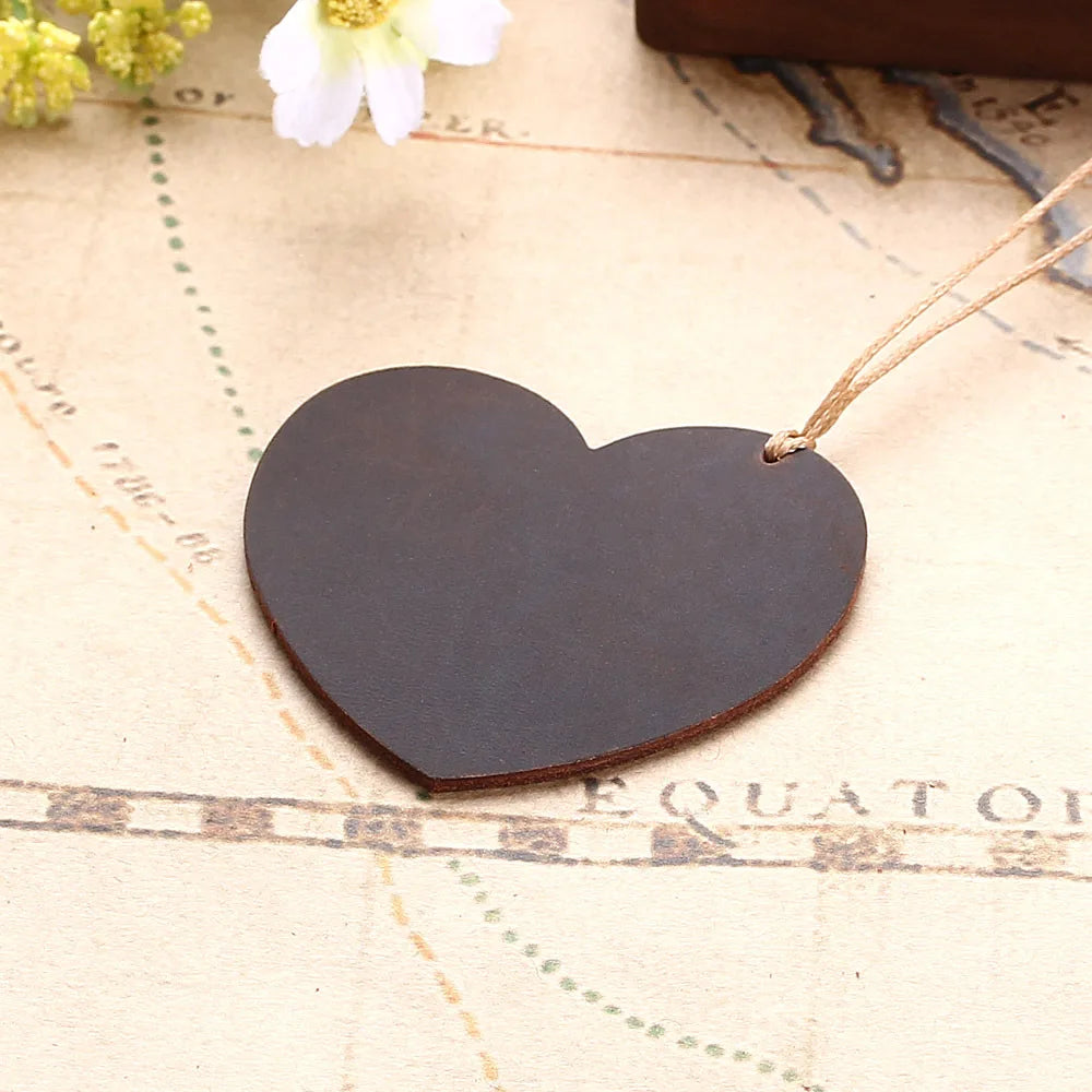 Marque page coeur en cuir marron foncé-1