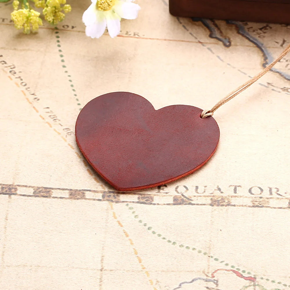 Marque page coeur en cuir rouge-1