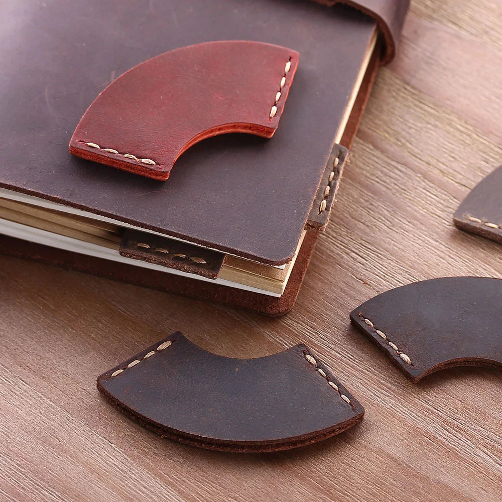 Marque page de coin Hemicycle en cuir Rouge-1