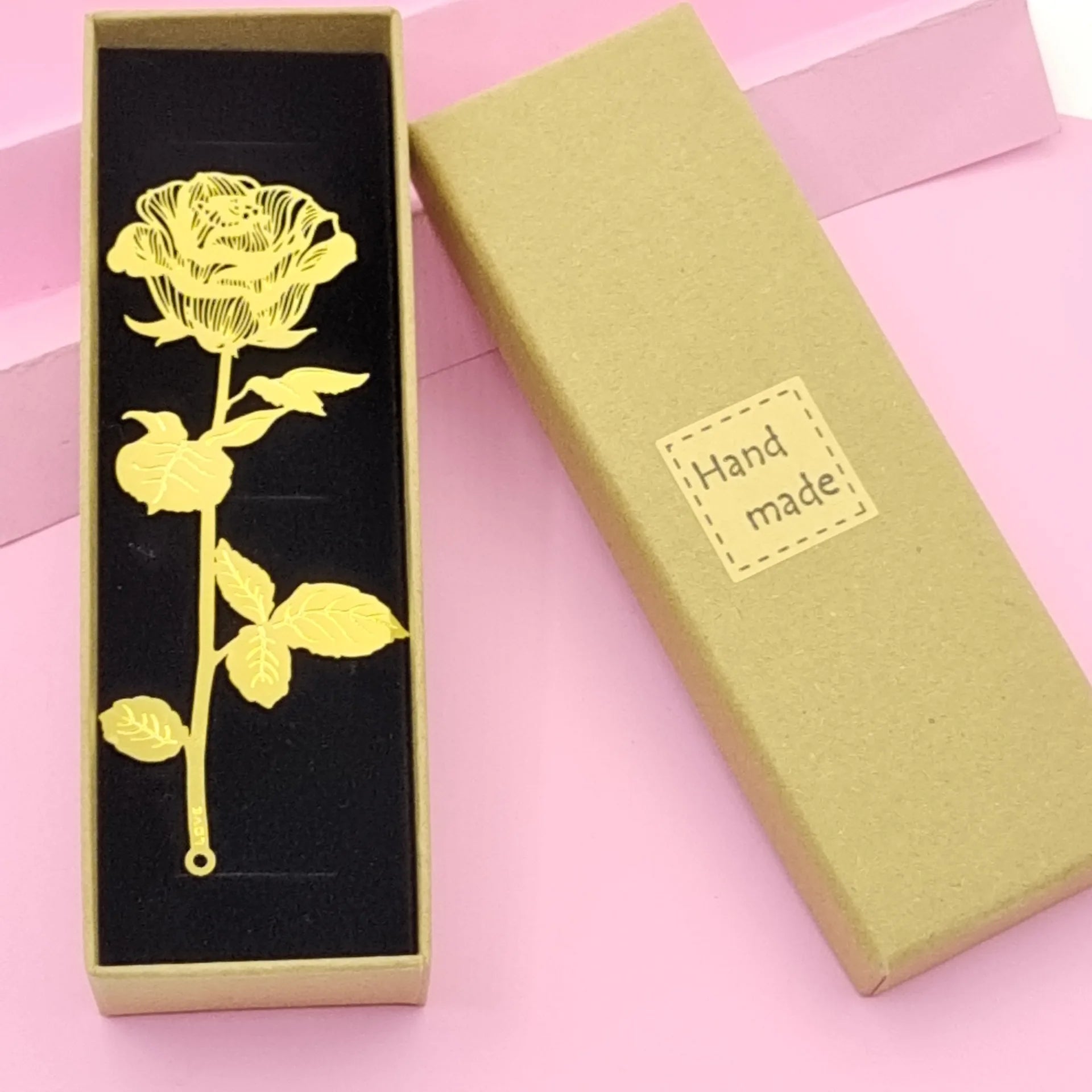Marque page rose en métal doré avec boite-1