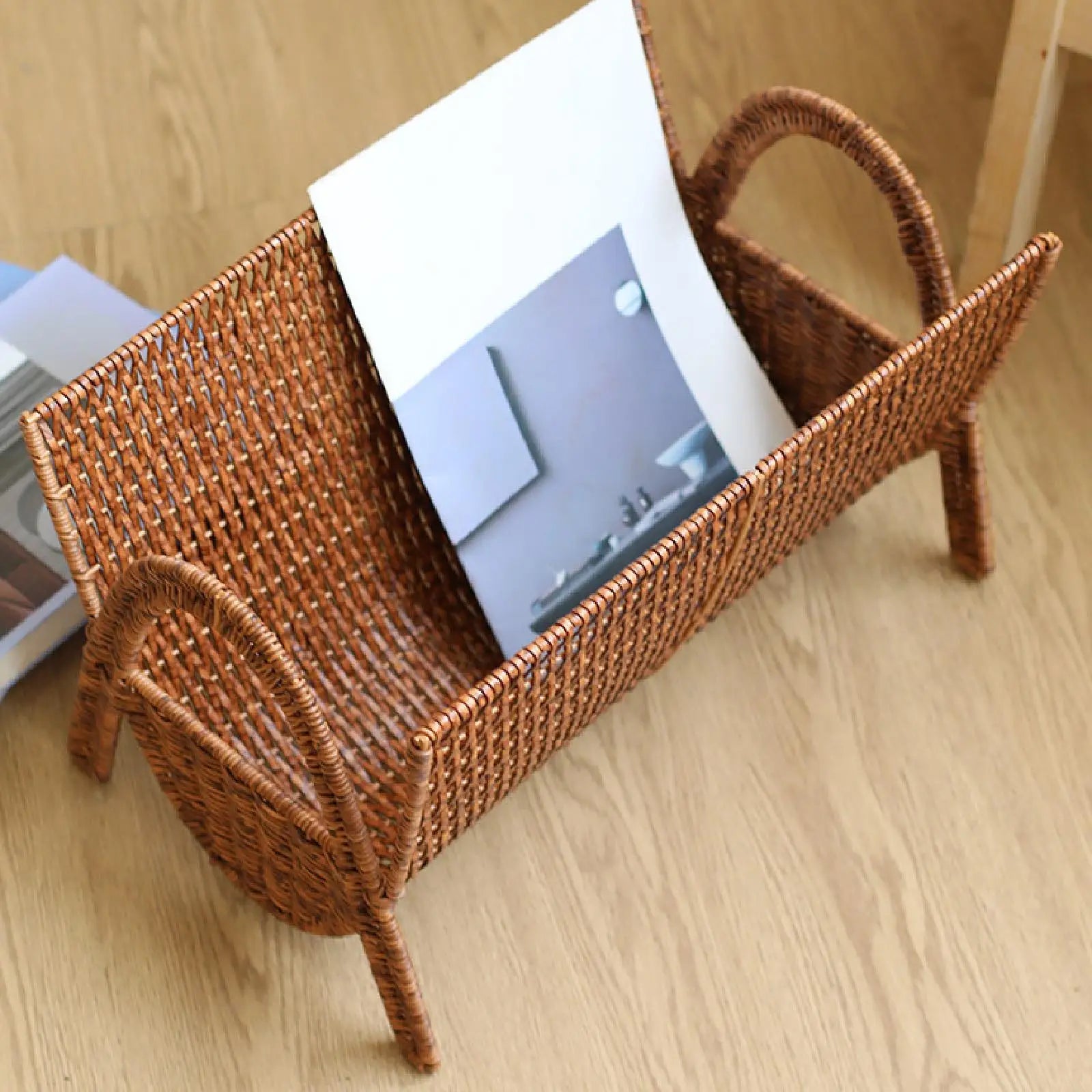 Porte magazines tissé main en imitation rotin